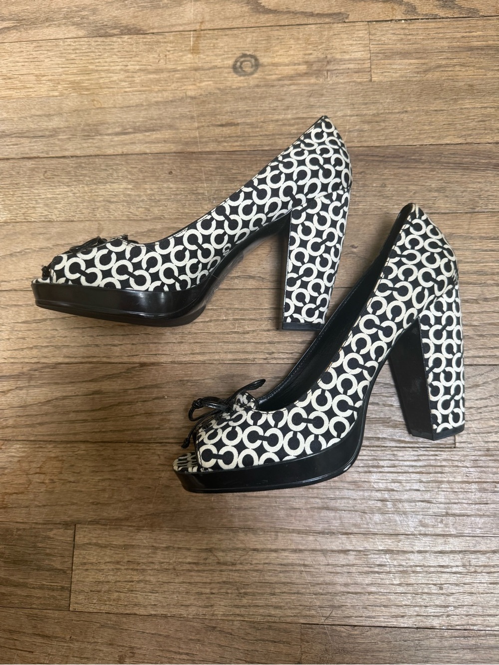 Never Used Coach Black & Cream Signature Logo Peep-Toe Heels. Women’s 6.5 - Picture 2 of 4